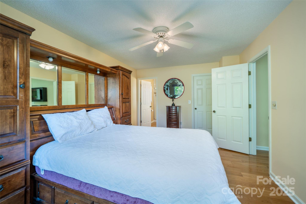 727 Saint Johns Way Hendersonville, NC 28791