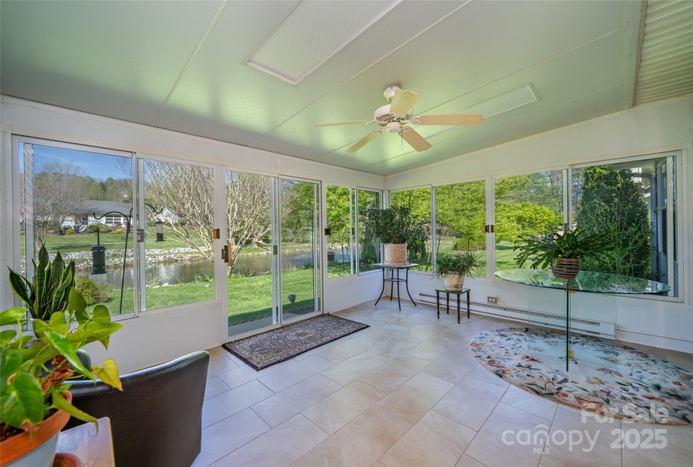 727 Saint Johns Way Hendersonville, NC 28791