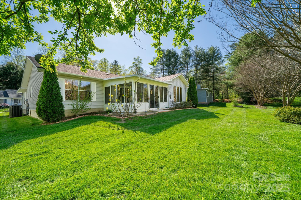 727 Saint Johns Way Hendersonville, NC 28791