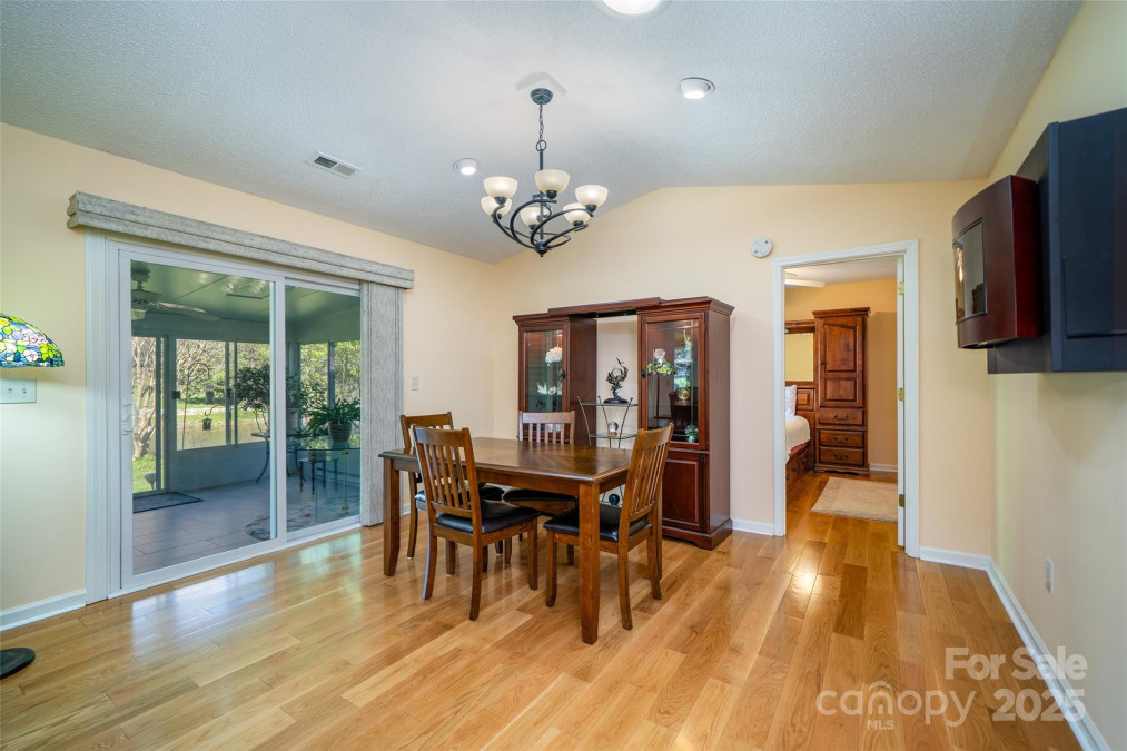727 Saint Johns Way Hendersonville, NC 28791