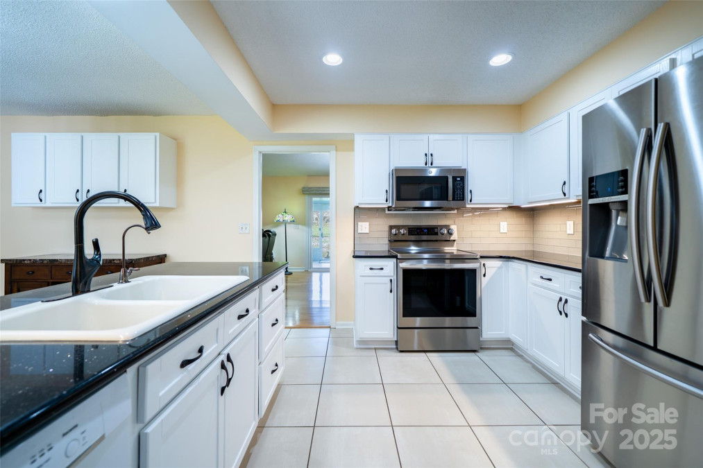 727 Saint Johns Way Hendersonville, NC 28791