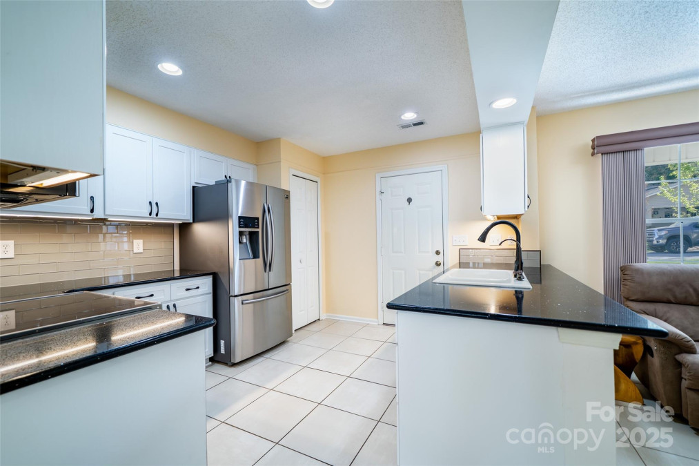 727 Saint Johns Way Hendersonville, NC 28791