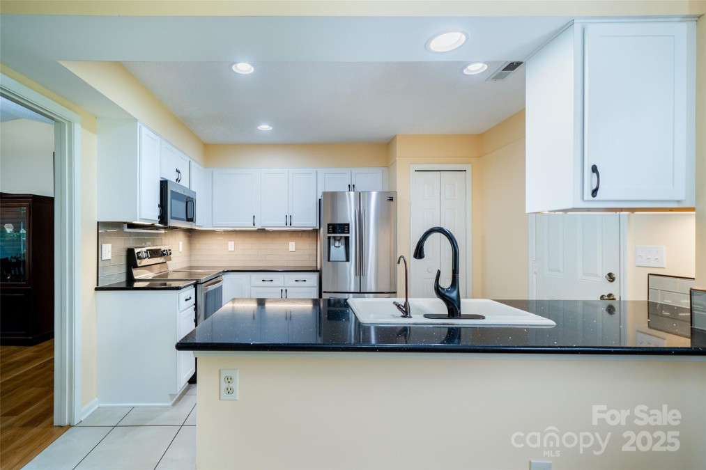 727 Saint Johns Way Hendersonville, NC 28791