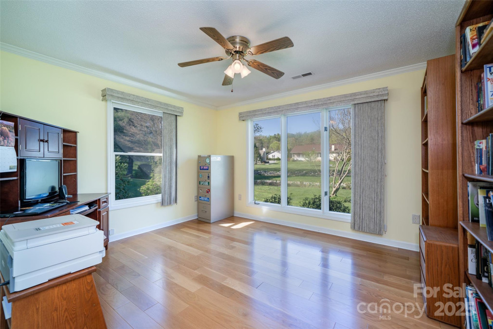727 Saint Johns Way Hendersonville, NC 28791