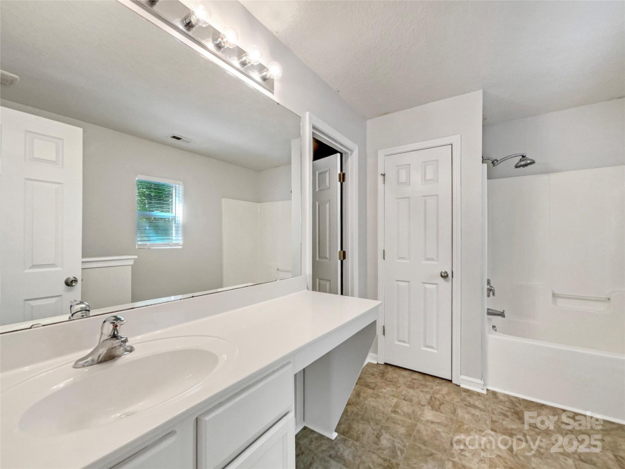 1107 Stonehenge Ln Charlotte, NC 28216