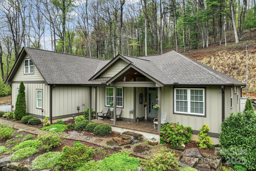 3934 Cabin Creek Rd Zirconia, NC 28790