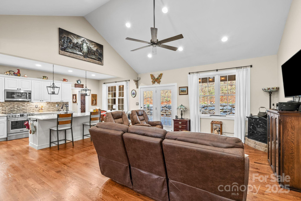 3934 Cabin Creek Rd Zirconia, NC 28790