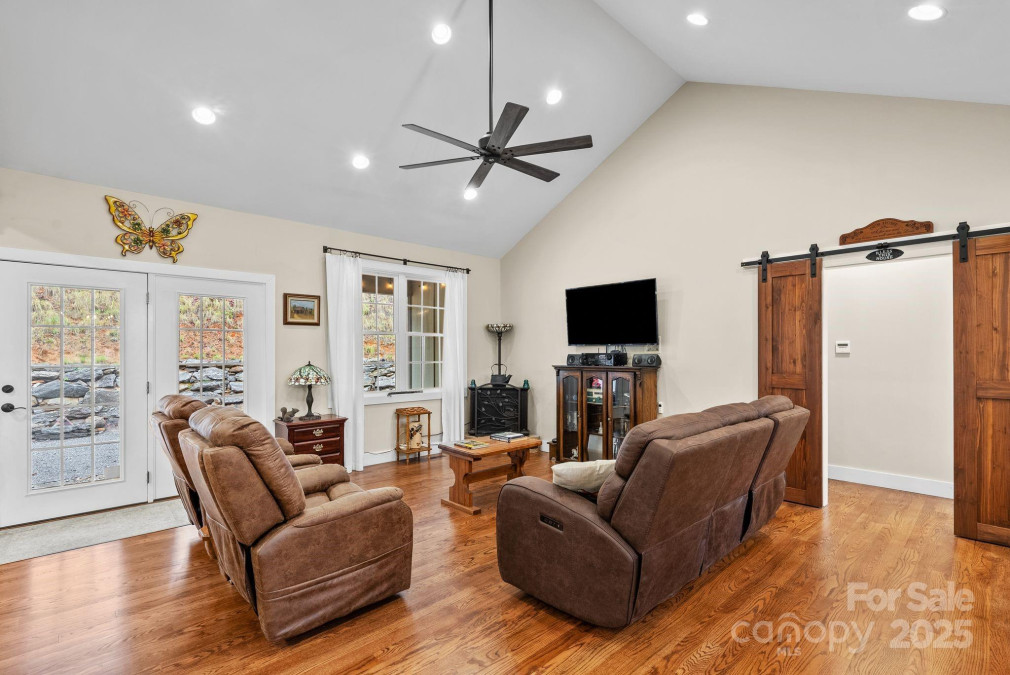 3934 Cabin Creek Rd Zirconia, NC 28790