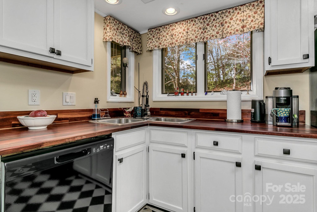 104 Parkway Ct Asheville, NC 28803