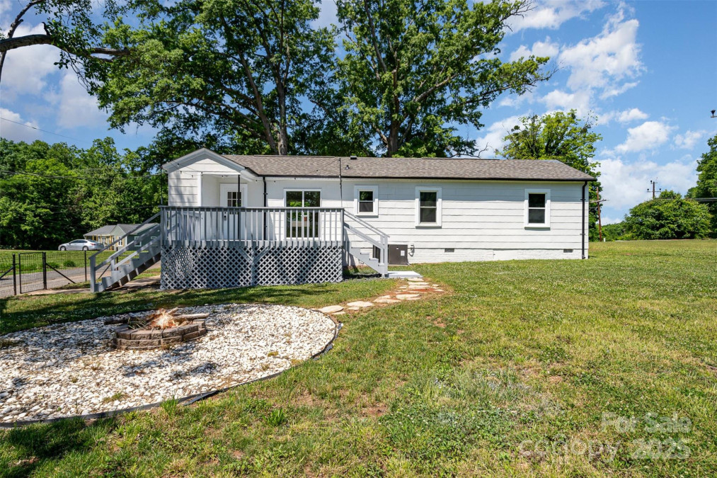 504 Hawthorne St Mount Holly, NC 28120