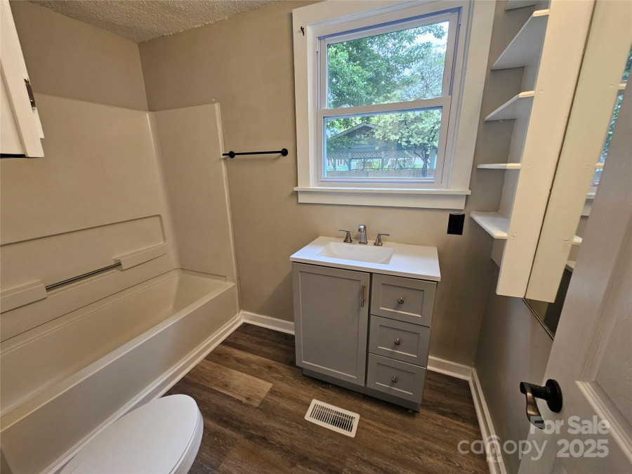 3824 Freedom Dr Charlotte, NC 28208