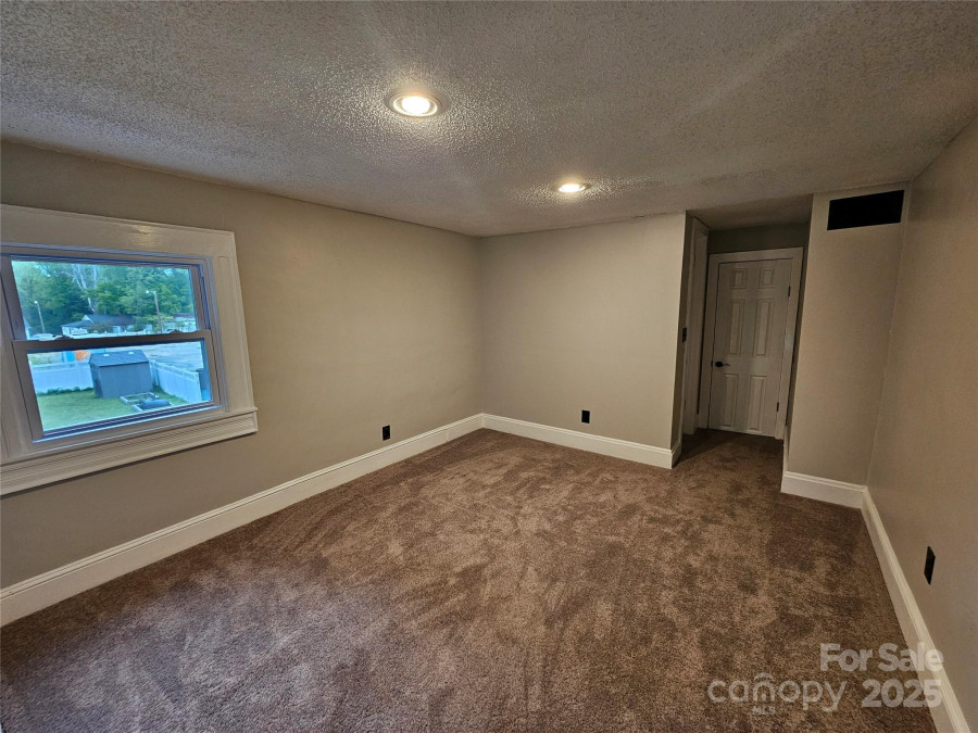 3824 Freedom Dr Charlotte, NC 28208