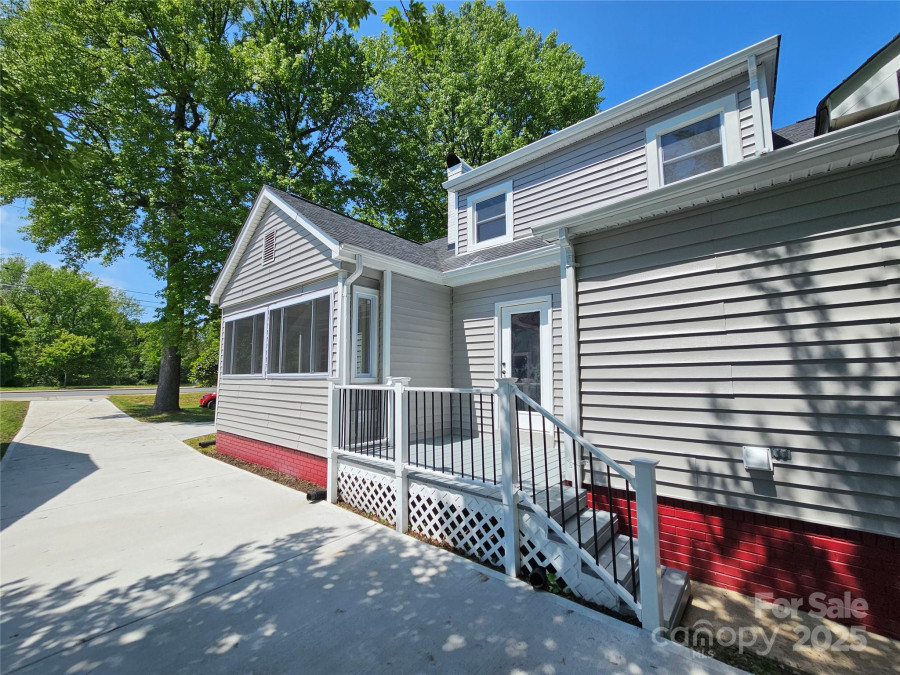 3824 Freedom Dr Charlotte, NC 28208