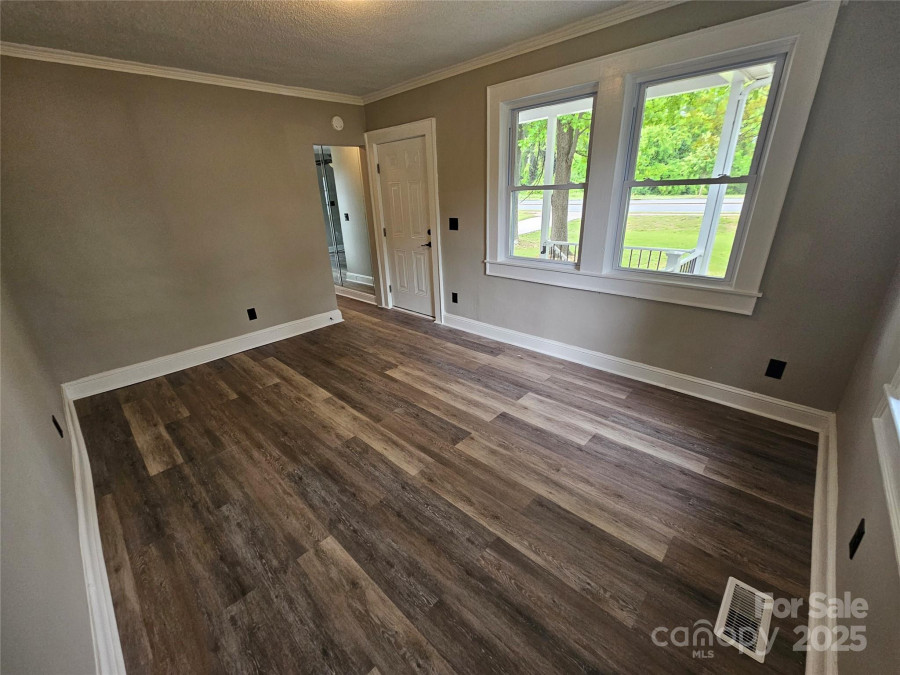 3824 Freedom Dr Charlotte, NC 28208
