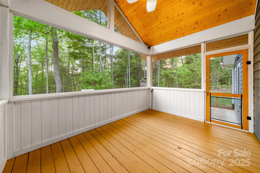 8 Clover Ridge Ln Leicester, NC 28748