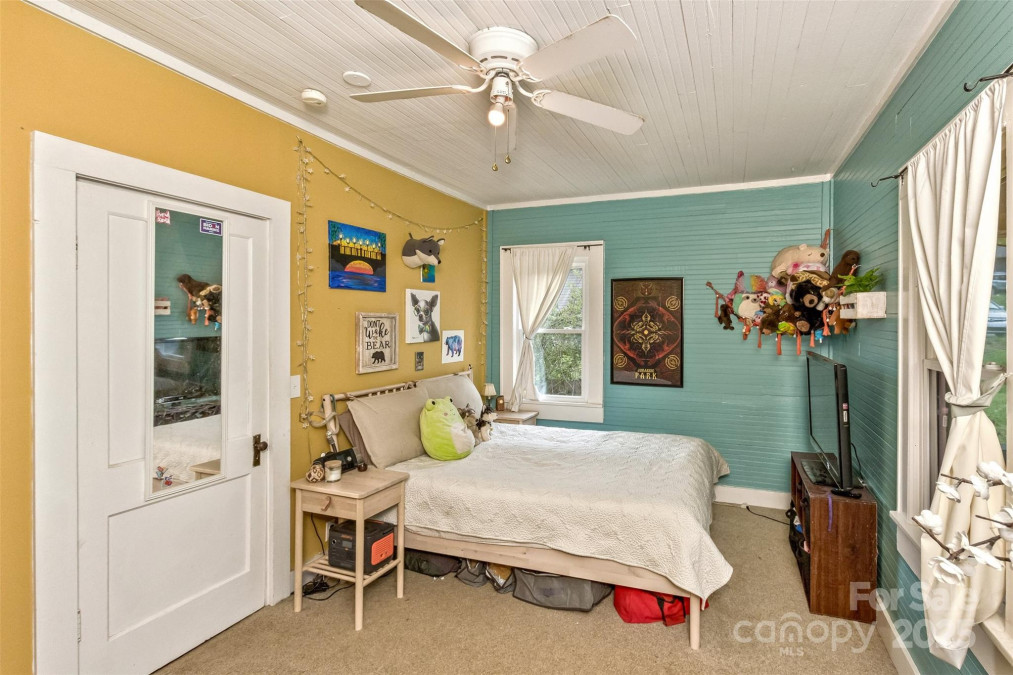 27 Townview Dr Asheville, NC 28806