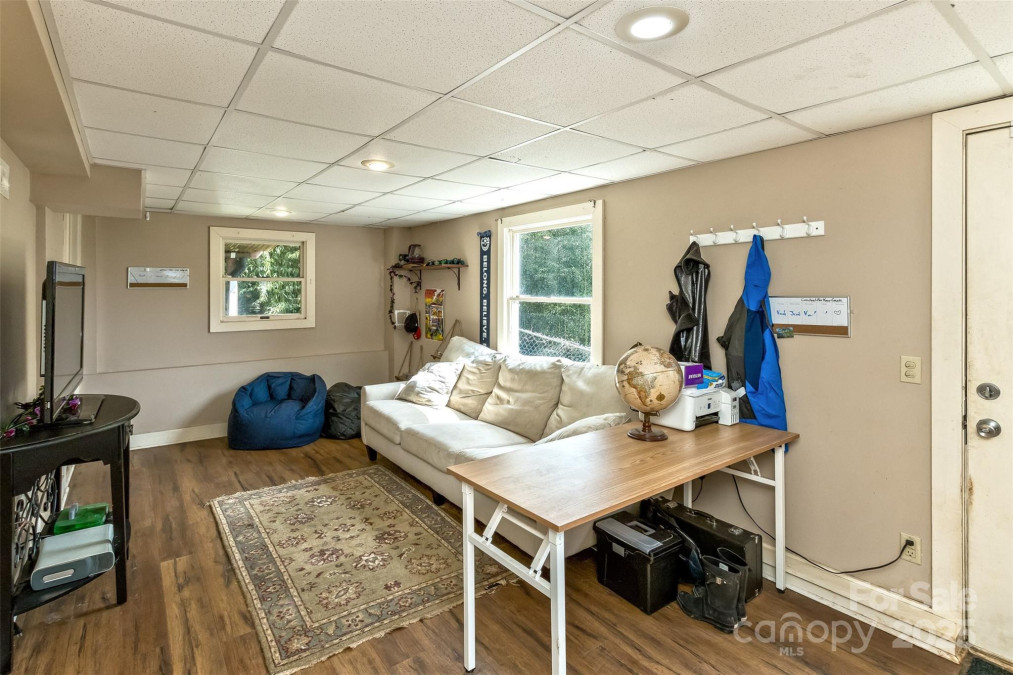27 Townview Dr Asheville, NC 28806