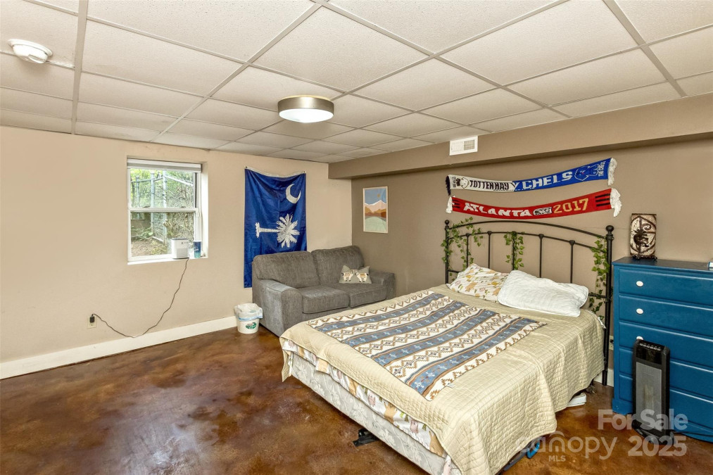 27 Townview Dr Asheville, NC 28806