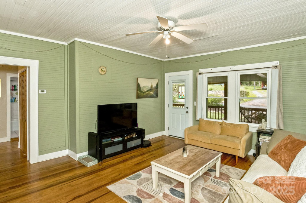 27 Townview Dr Asheville, NC 28806