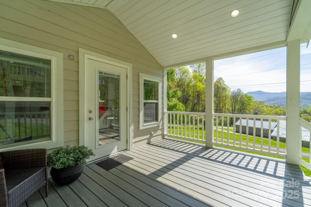 619621 Kitchens Branch Rd Sylva, NC 28779