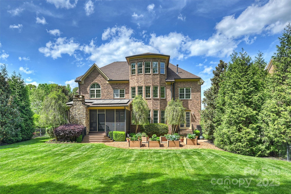 2001 Arundale Ln Matthews, NC 28104