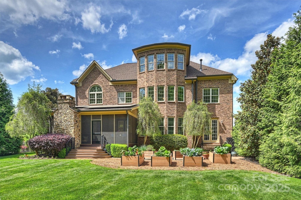 2001 Arundale Ln Matthews, NC 28104