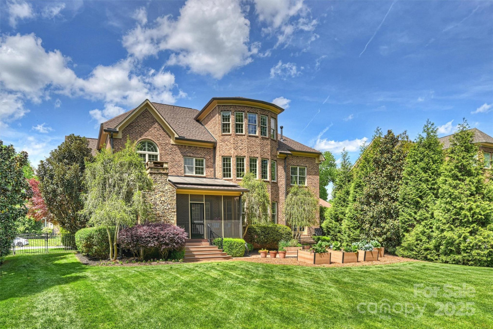 2001 Arundale Ln Matthews, NC 28104