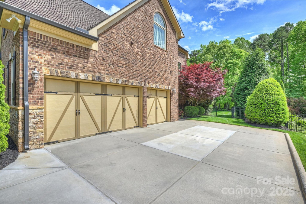 2001 Arundale Ln Matthews, NC 28104