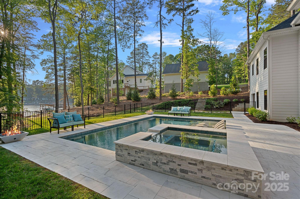 127 Holt Ln Mooresville, NC 28117