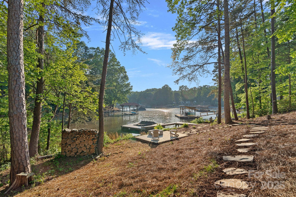 127 Holt Ln Mooresville, NC 28117