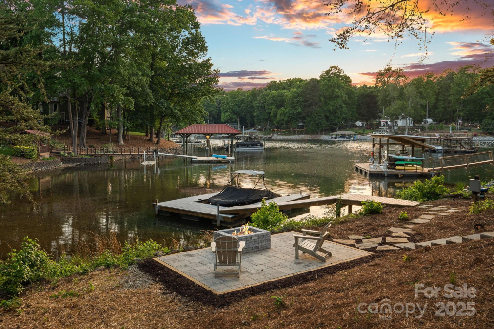 127 Holt Ln Mooresville, NC 28117
