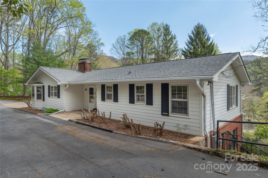 220 Ridge Rd Waynesville, NC 28786