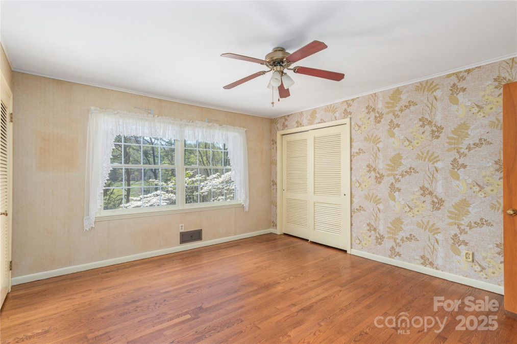 220 Ridge Rd Waynesville, NC 28786