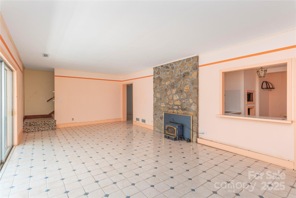 220 Ridge Rd Waynesville, NC 28786