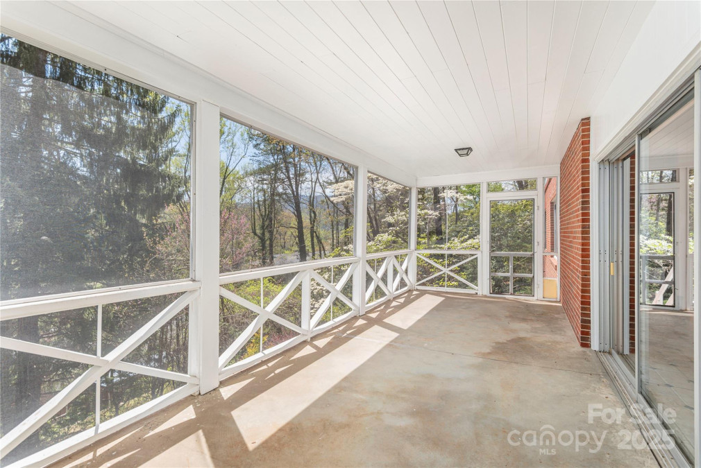 220 Ridge Rd Waynesville, NC 28786