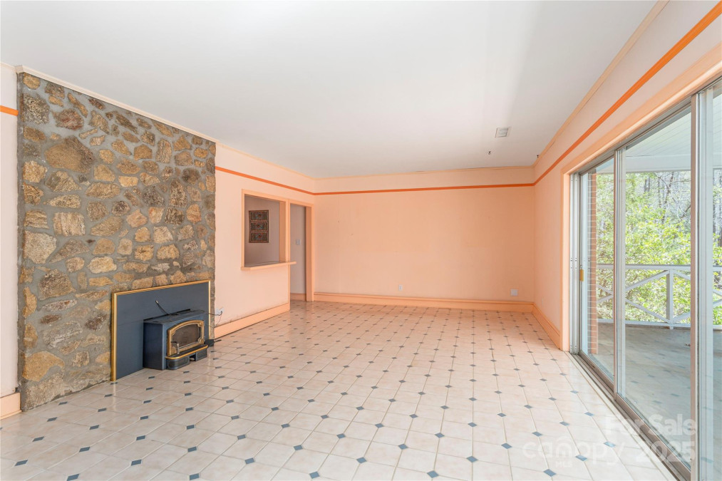 220 Ridge Rd Waynesville, NC 28786