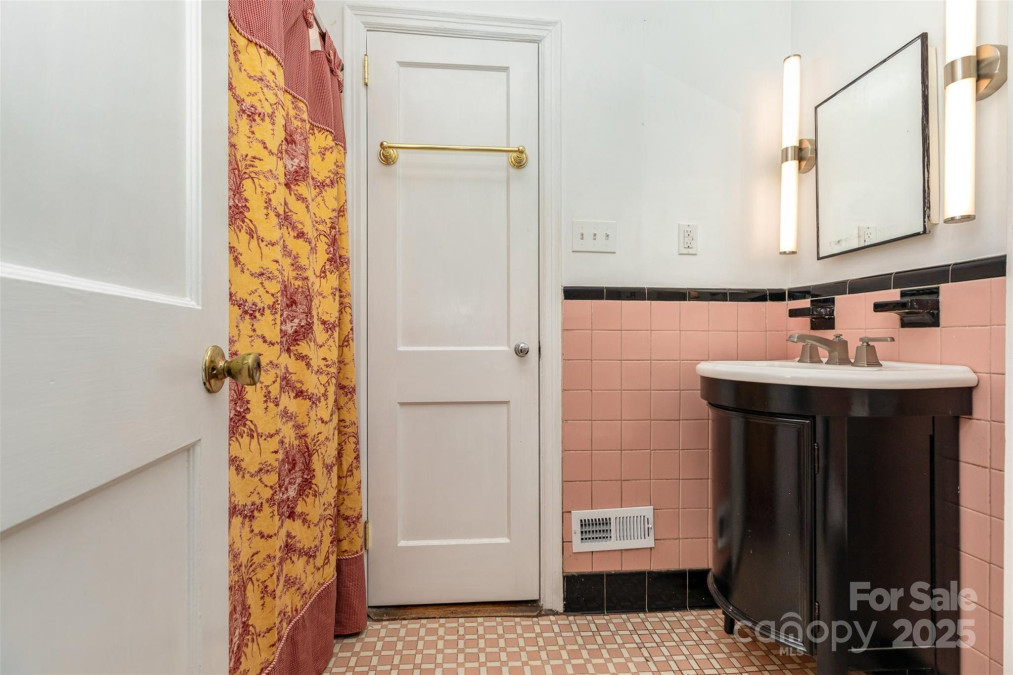 4467 Woodlark Ln Charlotte, NC 28211