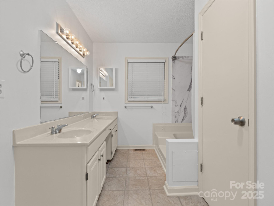 802 Parkway Vista Dr Asheville, NC 28805