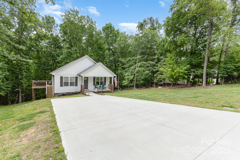 409 Woodcrest Ln Albemarle, NC 28001