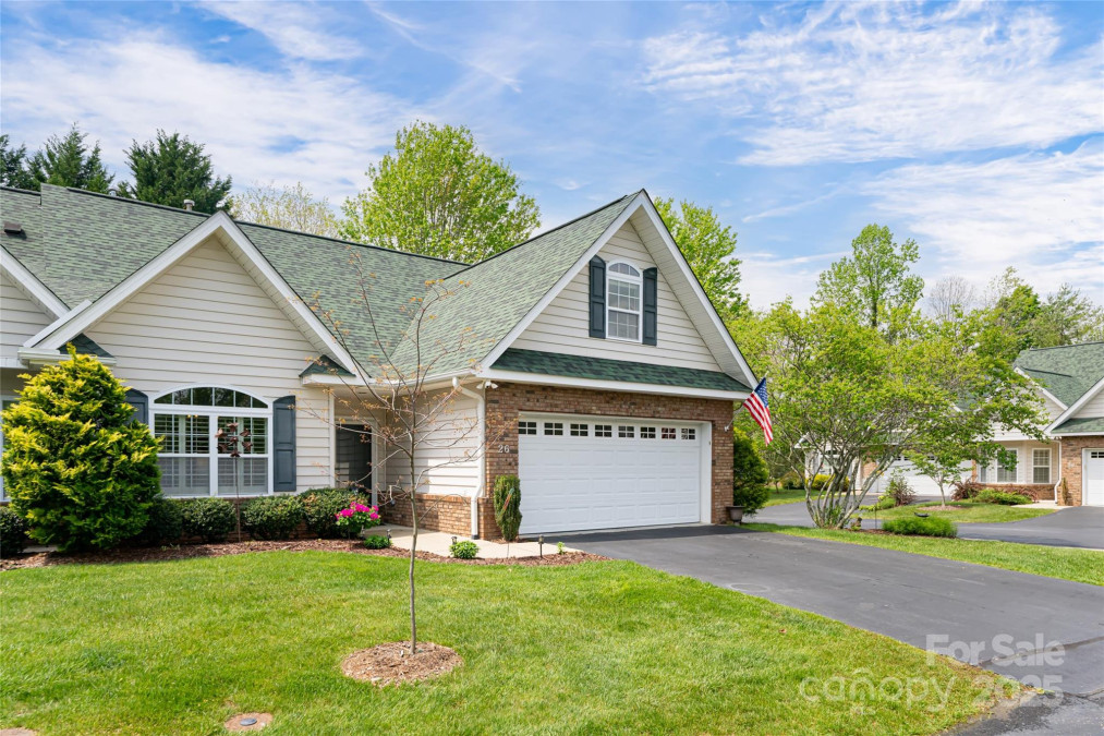26 Victoria Park Dr Hendersonville, NC 28792
