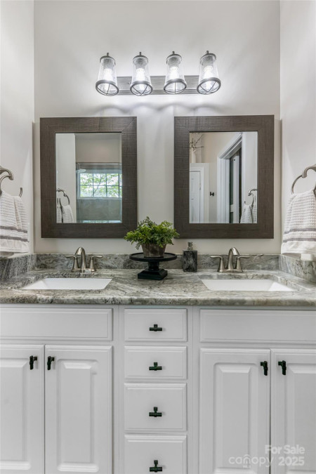 26 Victoria Park Dr Hendersonville, NC 28792