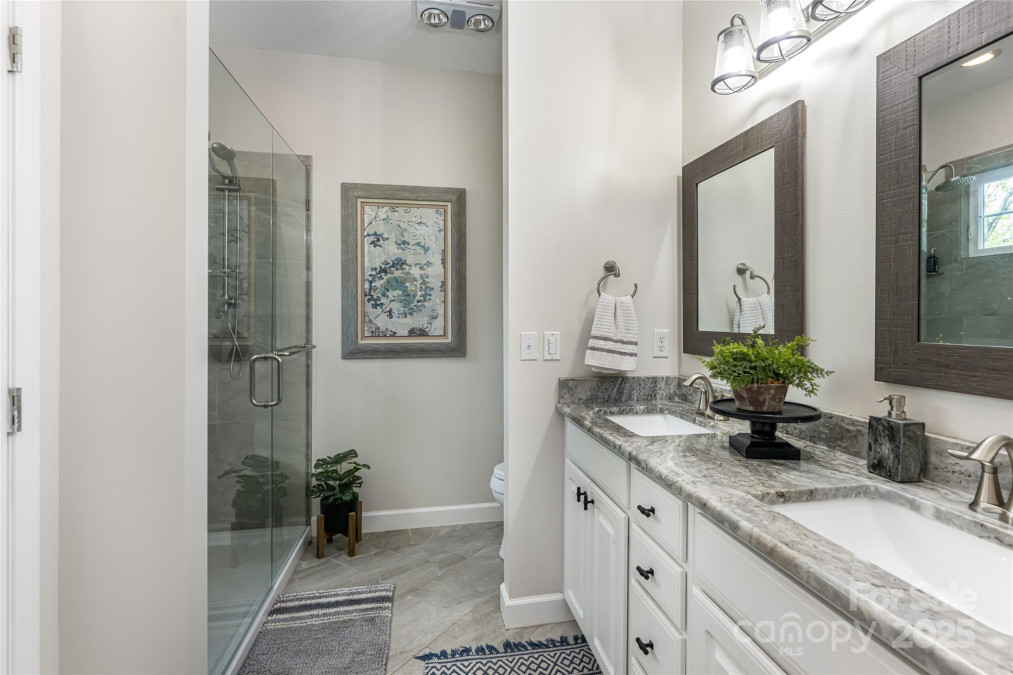 26 Victoria Park Dr Hendersonville, NC 28792