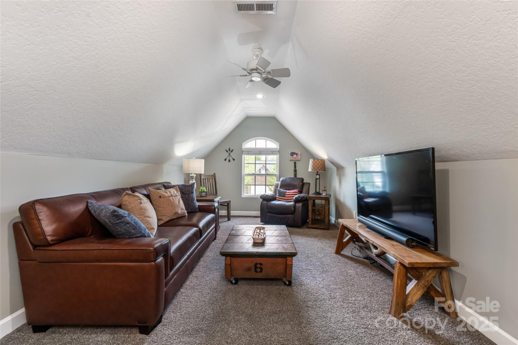 26 Victoria Park Dr Hendersonville, NC 28792