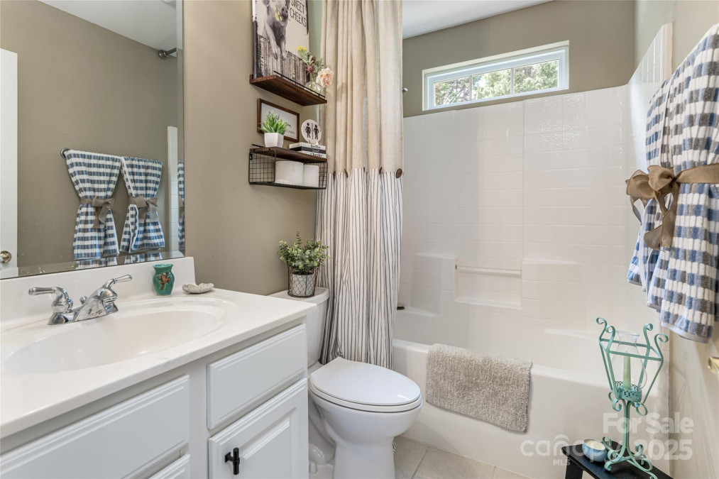 26 Victoria Park Dr Hendersonville, NC 28792