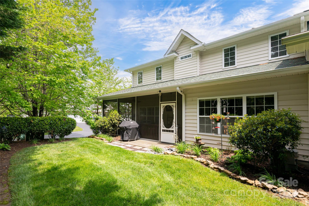 26 Victoria Park Dr Hendersonville, NC 28792