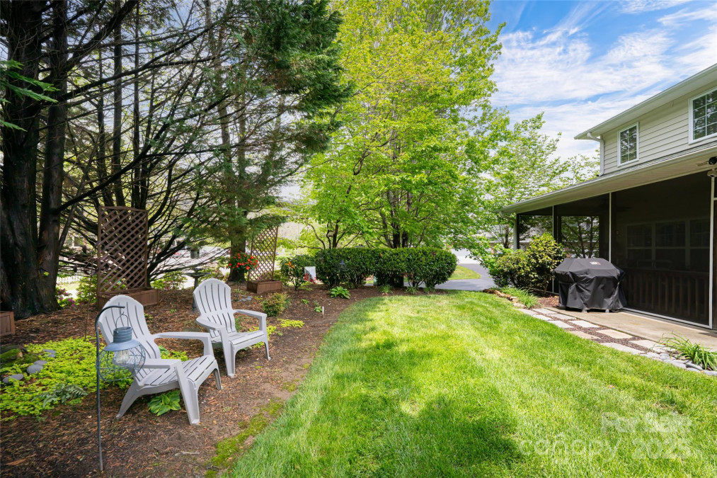 26 Victoria Park Dr Hendersonville, NC 28792