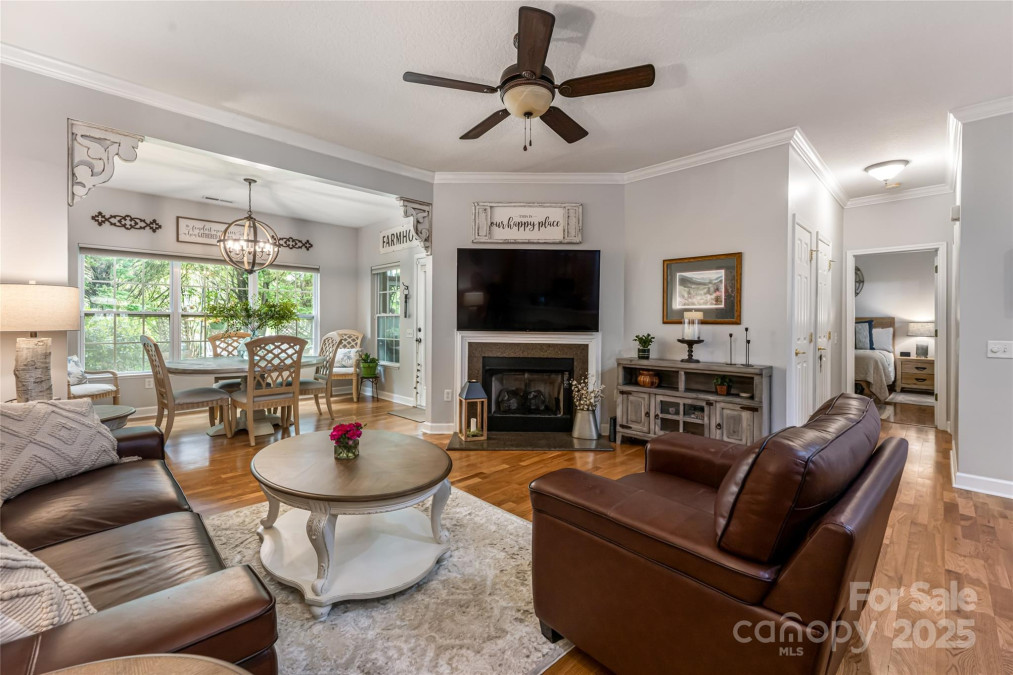26 Victoria Park Dr Hendersonville, NC 28792