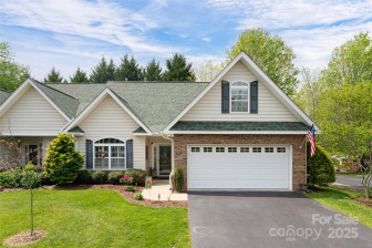 26 Victoria Park Dr Hendersonville, NC 28792