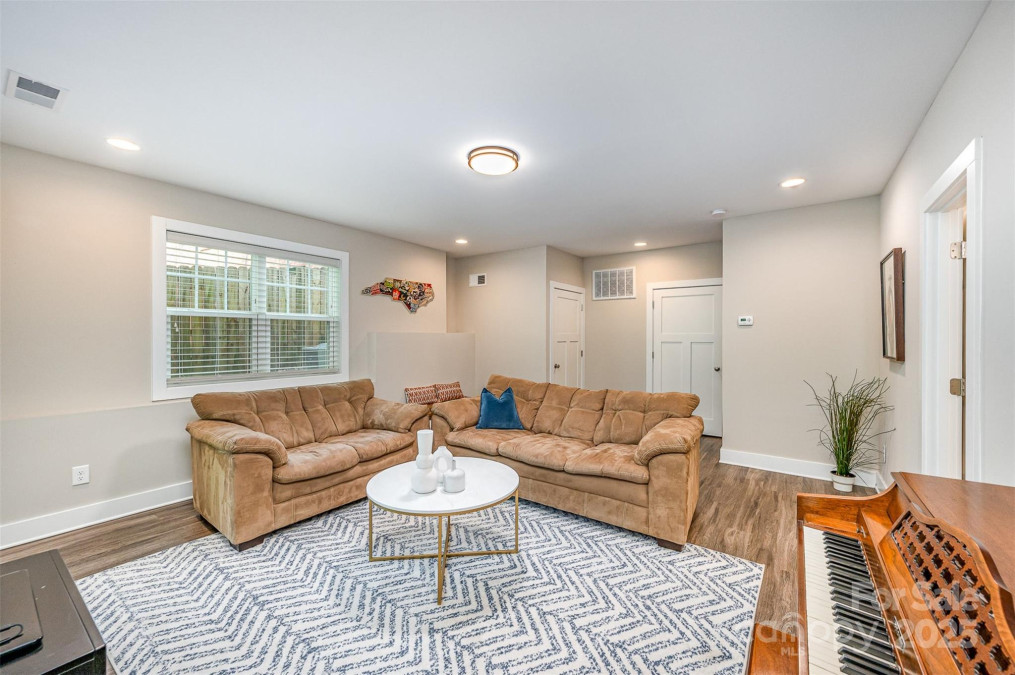 5210 Valley Stream Rd Charlotte, NC 28209