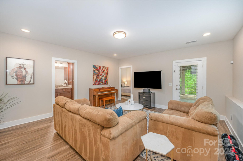 5210 Valley Stream Rd Charlotte, NC 28209
